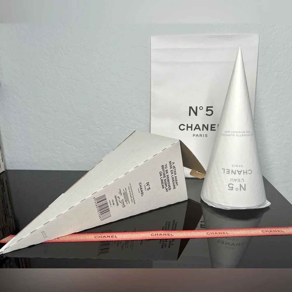 CHANEL N°5 L’EAU The Mystery Box Factory 5 Collection Pochette SET PLUS GIFT BAG - Picture 2 of 9